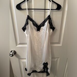 Vintage VS black and white slip, size M